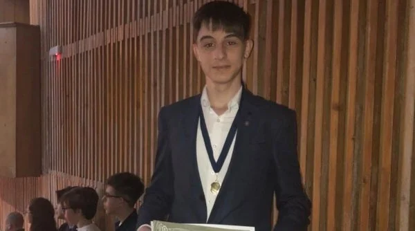 El este Raul, copilul-minune din Constanța care vorbește șapte limbi străine, admis la universitate