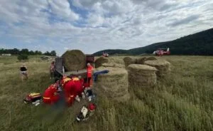 Bărbat de 44 de ani din Buzad, Timiș, a murit după ce a fost prins sub un balot de paie