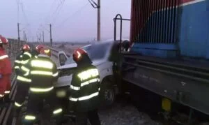 Mașină lovită de tren miercuri după-amiază în Salva, nicio persoană rănită, traficul feroviar reluat