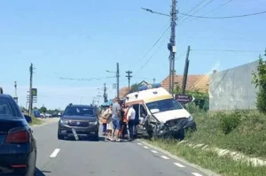 Accident între o ambulanță SAJ și un autoturism în localitatea Abram, două persoane transportate la spital, poliția a deschis anchetă