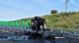 Tânăr de 21 de ani din Piatra-Olt, rănit după ce s-a răsturnat cu mașina pe DEx 12, la limita județelor Olt și Dolj
