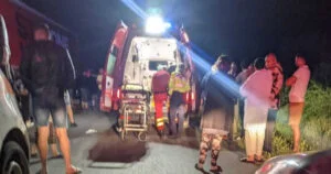 Doi tineri, de 18 şi 25 de ani, au murit după ce maşina în care se aflau a intrat într-un TIR parcat în judeţul Galaţi