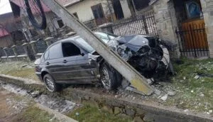 Accident rutier în comuna Ciofrângeni, Argeș: un autoturism a lovit un stâlp de electricitate, fără victime raportate