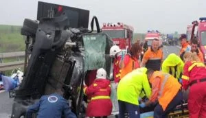 Accident rutier în județul Botoșani: 10 răniți, inclusiv doi copii, după coliziunea frontală dintre un autoturism și un microbuz cu cetățeni ucraineni
