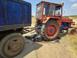 Accident rutier în Vlădila, Olt! Un adolescent de 17 ani a decedat în urma coliziunii dintre un tractor și o motocicletă