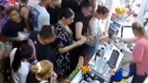 Ploieşti: Aproximativ 50 de persoane au furat produse dintr-un supermarket, poliţia a fost sesizată de administrator