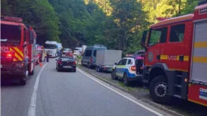 Momente de panică! Bolovani uriași au lovit un microbuz plin cu pasageri!