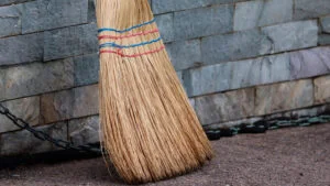 Un băiat de 15 ani din Pașcani și-a lovit bunica cu o coadă de mătură! Care a fost motivul