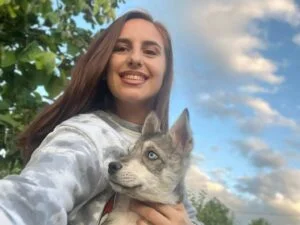 Proiect social inovator: Daria Bobic reciclează garderoba în fapte bune pentru câinii abandonați