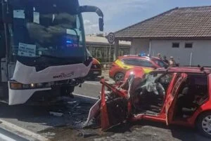 Accident rutier pe centura Aleșd: doi morți, un copil rănit și trafic blocat în urma coliziunii dintre un autoturism și un autocar