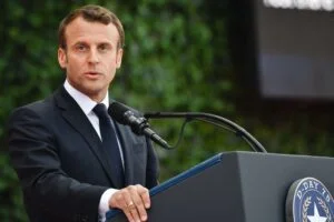 Macron anunță interzicerea accesului pe rețelele sociale pentru persoanele sub 15 ani în Franța în lunile următoare, dacă UE nu avansează cu reglementările