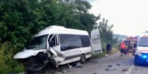 Accident rutier pe DN 2B în Făurei! Un șofer mort, 13 pasageri răniți în coliziunea dintre o dubiță și un microbuz