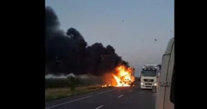Un bărbat a murit carbonizat într-un accident între un TIR și un autoturism pe DN2, în localitatea Cotorca, județul Ialomița