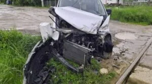 Accident feroviar la Mășcăteni, Botoșani: un bărbat rănit după ce trenul Iași – Dorohoi a lovit un autoturism, traficul oprit până după ora 14:00