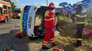 Accident rutier în Neamț: autospecială a Poliției în misiune, doi polițiști răniți și transportați la spital după coliziune pe DN15
