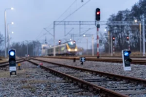 Tânără de 20 de ani lovită de locomotivă în gara din Târgu Jiu, transportată cu elicopterul SMURD la spital