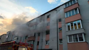 Incendiu în Sector 5 al Capitalei, mai multe apartamente afectate; un bebeluș și un bărbat transportați la spital
