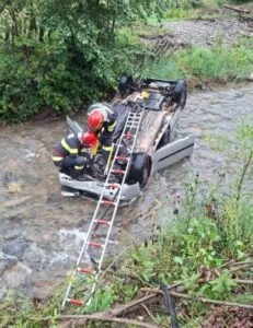 Accident grav la Petrila! Patru copii răniți după ce o mașină s-a răsturnat în Jiu