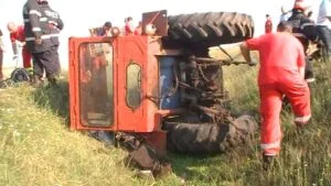 O nouă tragedie! Bărbat mort după ce s-a răsturnat cu tractorul