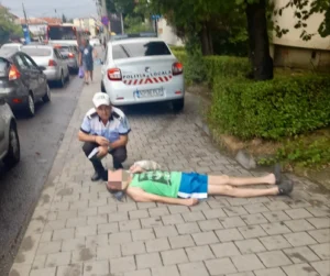 Bărbat găsit inconștient pe stradă, transportat de urgență la spital