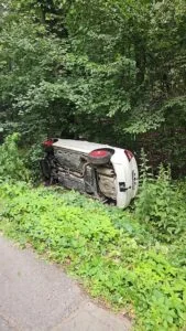 Un șofer de 70 de ani a pierdut controlul și s-a răsturnat cu mașina în șanț! Pasagera transportată de urgență la spital!