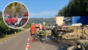 Accident grav cu microbuz răsturnat în Bistricioara, Neamț. Trei persoane rănite