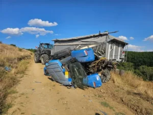 Tragedie! Un băiat de 14 ani a murit după ce un tractor s-a răsturnat