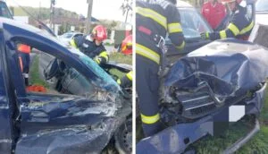 Tânăr de 23 de ani rănit după ce autoturismul său a fost lovit de tren la trecerea de nivel cu calea ferată din Trifești, Neamț