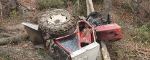 O fetiță de 12 ani a murit după ce tractorul condus de fratele ei de 16 ani s-a răsturnat în Bosanci, Suceava