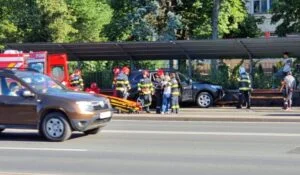 Atac cu mașină în stație de autobuz! Opt răniți, șoferul căutat de poliție