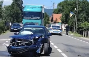 Accident grav pe DN 66! Un polițist și o tânără au răniți, a intervenit elicoperul SMURD