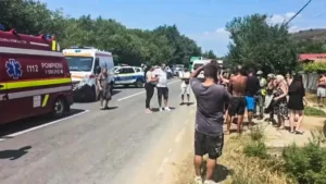 Tragedie pe DN 56A! Fetiță de 7 ani, ucisă de microbuz în Hinova. Comunitatea e șocată