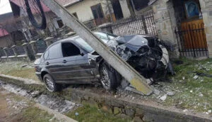 Accident grav! Stâlp prăbușit peste mașină după o depășire riscantă