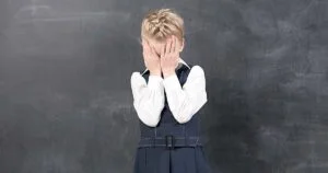 A murit după ce a întârziat 10 minute la școală! Pedeapsa inumană la care a supus-o profesoara