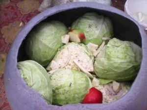 Ce să pui urgent în butoi dacă varza murată face spumă. Ingredientul banal care salvează imediat zeama