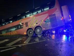 CLIPE DE GROAZĂ! Un autobuz PLIN s-a răsturnat în urmă cu puțin timp! S-a activat Planul Roșu, sunt victime!