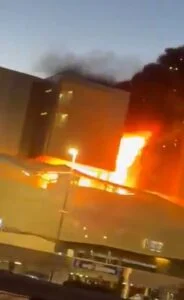 Panică totală la spital! Flăcările uriașe au cuprins clădirea, pacienții evacuați de urgență. Imagini de coșmar