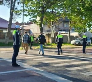 GROAZĂ lângă o școală! Un copil, spulberat de mașină. Greșeala imensă pe care a făcut-o. Poliția: „Dragi părinți!”