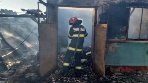 Descoperire macabră într-o casă din Buzău! Pompierii au încremenit. Ce au găsit printre flăcări