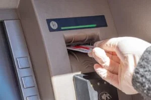 ANUNȚ OFICIAL: Data când intră pensiile pe card! Cine primește 400 de lei bonus. Lovitură totală pentru acești români