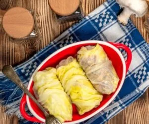 Cea mai veche rețetă de sarmale din România! Ingredientul bizar pe care îl puneau gospodinele în carne