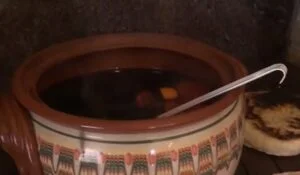 Românii trebuie să știe! Ce să pui în vinul fiert pentru un gust divin. Secretul care te scapă de boală