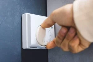 Greșeala pe care o fac românii când pleacă de acasă! La ce temperatură trebuie să lași termostatul pentru facturi mici