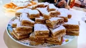 Secretul gospodinelor pentru prăjitura cu mere de post. Pui neapărat apă minerală, iese pufoasă și te lingi pe degete