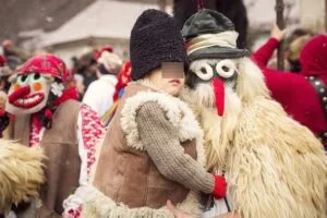 Ce fac feciorii cu fetele nemăritate de Crăciun! Obiceiul bizar din România de care puțini au habar