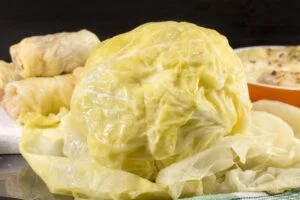 Ce să pui în oală când fierbi sarmalele. Ingredientul banal care le dă un gust divin, te lingi pe degete