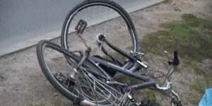 Tragidie la trecerea de nivel! O femeie s-a prăbușit subit cu bicicleta și a ajuns de urgență la mâna medicilor
