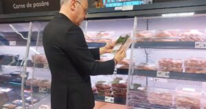 Bătaie de joc la raft! Un kg de carne pleacă cu 4 lei de la fermier și ajunge la 28 de lei în supermarket!