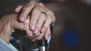 Veste uriașă pentru milioane de pensionari! Românii care primesc banii înainte de Paște, data a fost schimbată