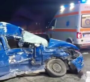 Tragedie uriașă pe DN1! O fetiță de 3 ani și tatăl ei au murit pe loc după ce au fost proiectați cu mașina sub un TIR